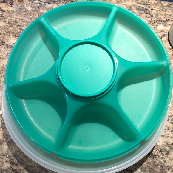 Tupperware server/veggie tray with lid and dip container. - Picture 1 of 1